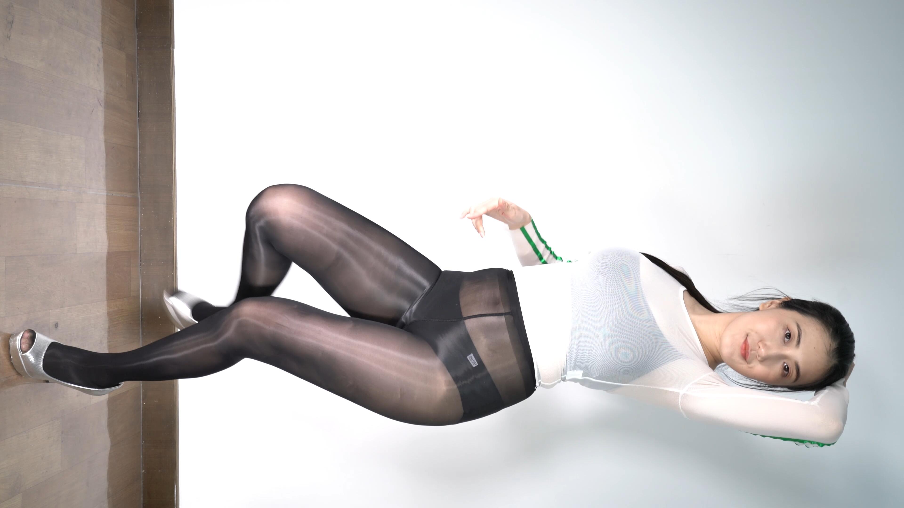 白衣黑丝高跟 美脚帮