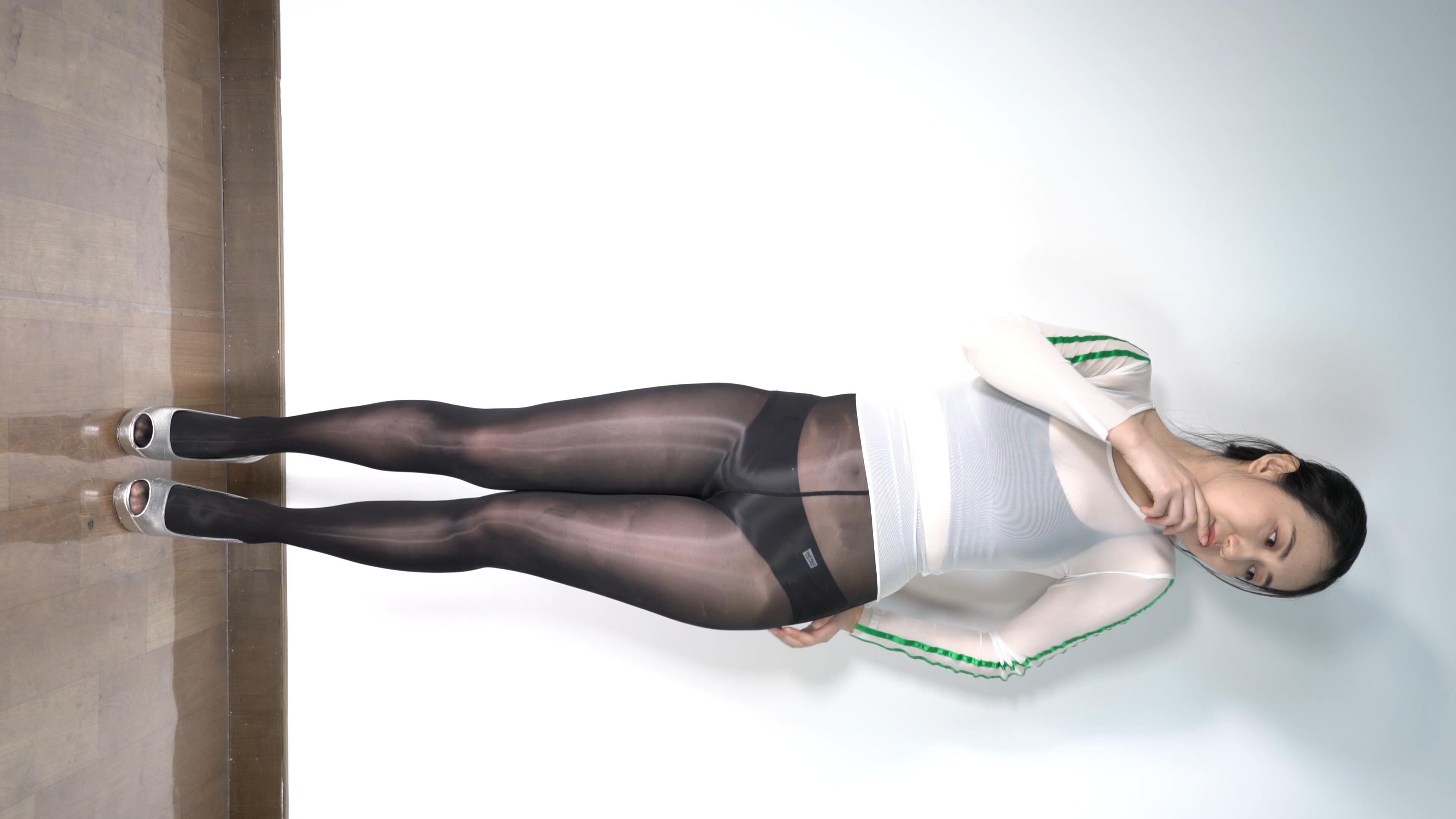 黑丝白衣大河屯私房热舞