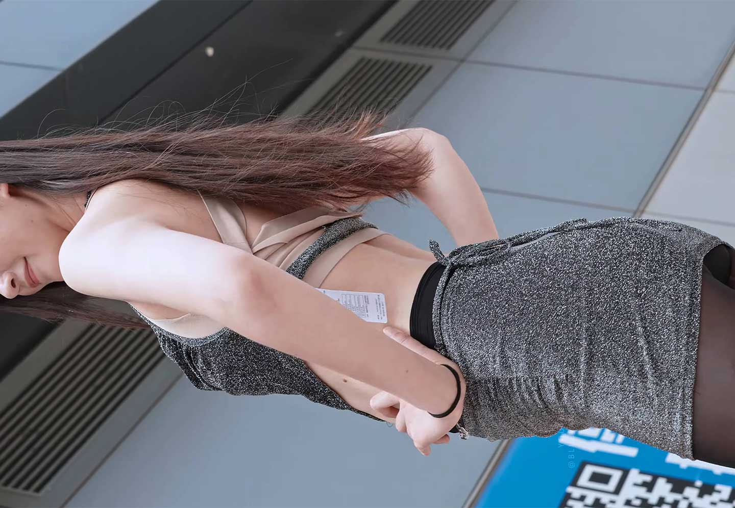 [4k]韵味车模御姐黑丝包臀裙红底高跟扭动纯欲风大秀