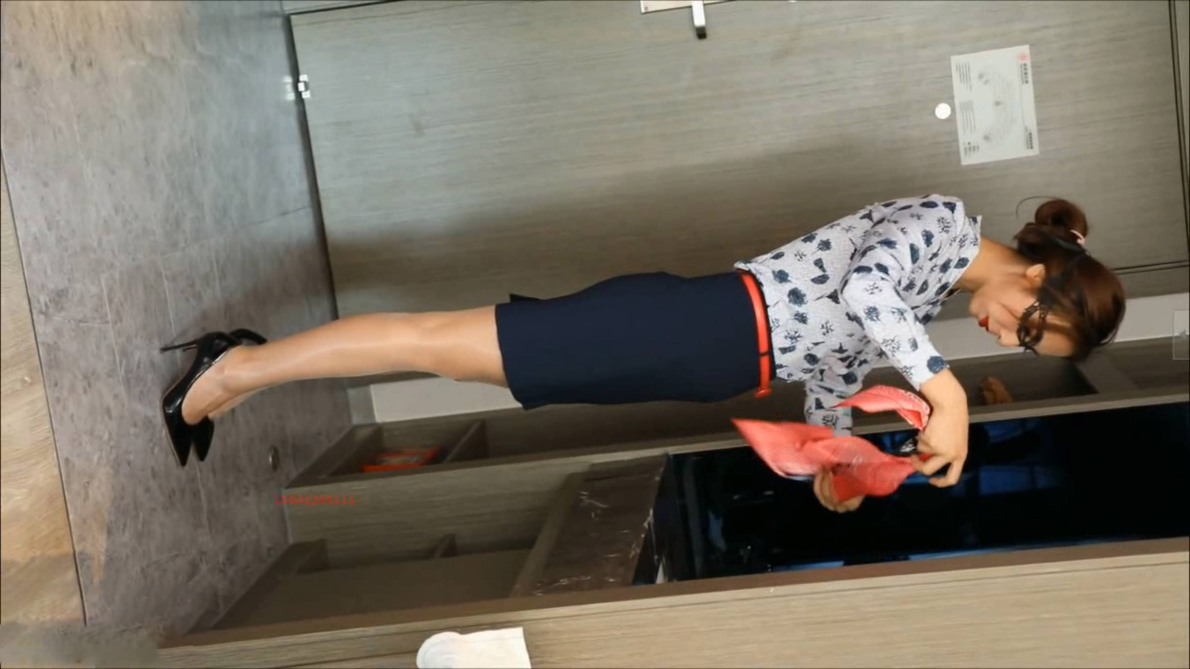 极品妖艳贵妇街拍后到酒店拍丝袜制服大尺度